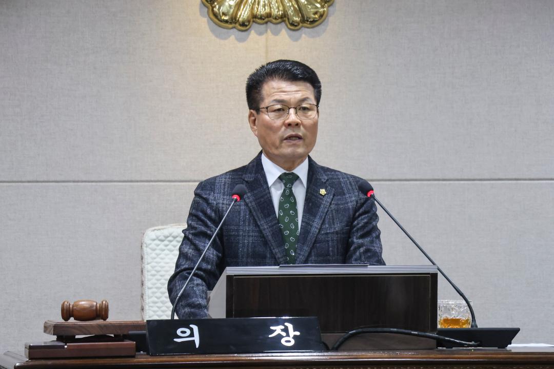 '2025. 12. 18. 보도자료_홍성군의회 제317회 제2차 정례회 폐회' 게시글의 사진(5) '1-4. 폐회사 발언사진_김덕배 의장_본회의장.jpg'