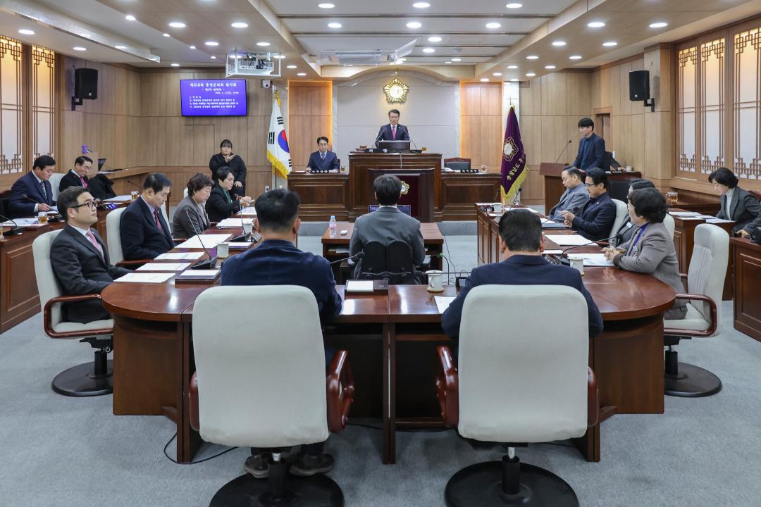 '2026.02.03.(화) 보도자료(제318회 홍성군의회 임시회 개회)' 게시글의 사진(3) '1-2. 전체 사진_본회의장.jpg'