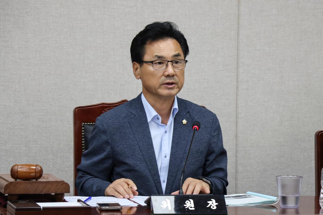 '2026.09.02.(수) 보도자료_홍성군의회 청사이전 대책 특별위원회, 원도심 활성화 대책 집중 점검' 게시글의 사진(7) '사진 6. 발언사진_권영식 위원장.jpg'