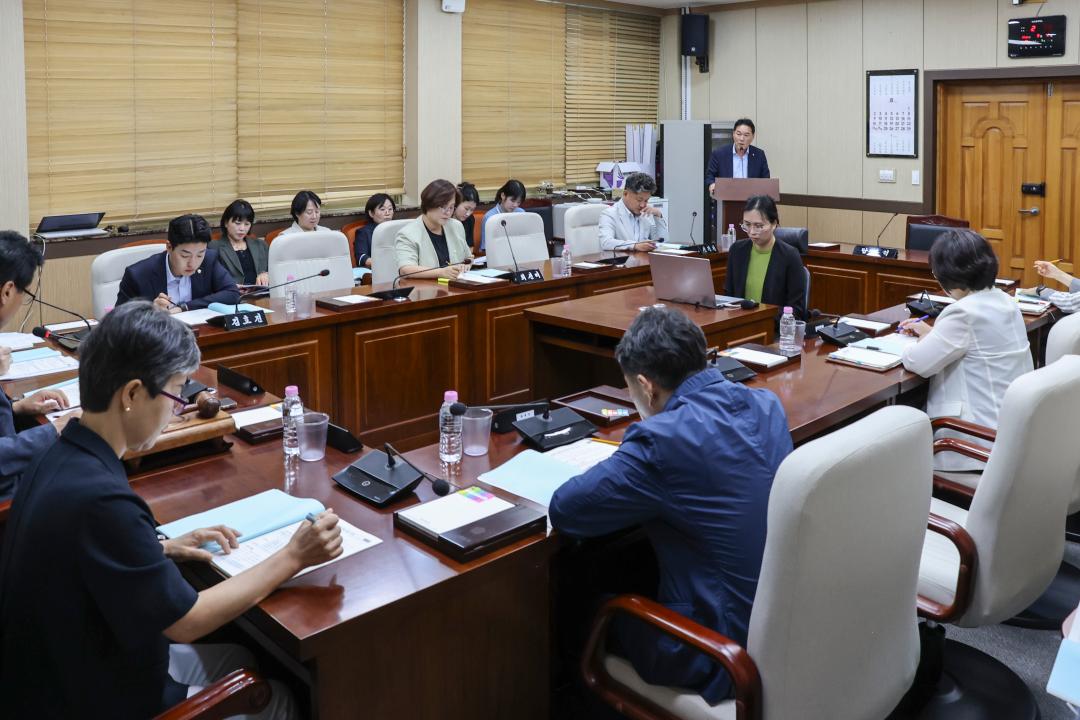 '2026.09.02.(수) 보도자료_홍성군의회 청사이전 대책 특별위원회, 원도심 활성화 대책 집중 점검' 게시글의 사진(6) '사진 5. 부서 보고 답변_문화유산과.jpg'