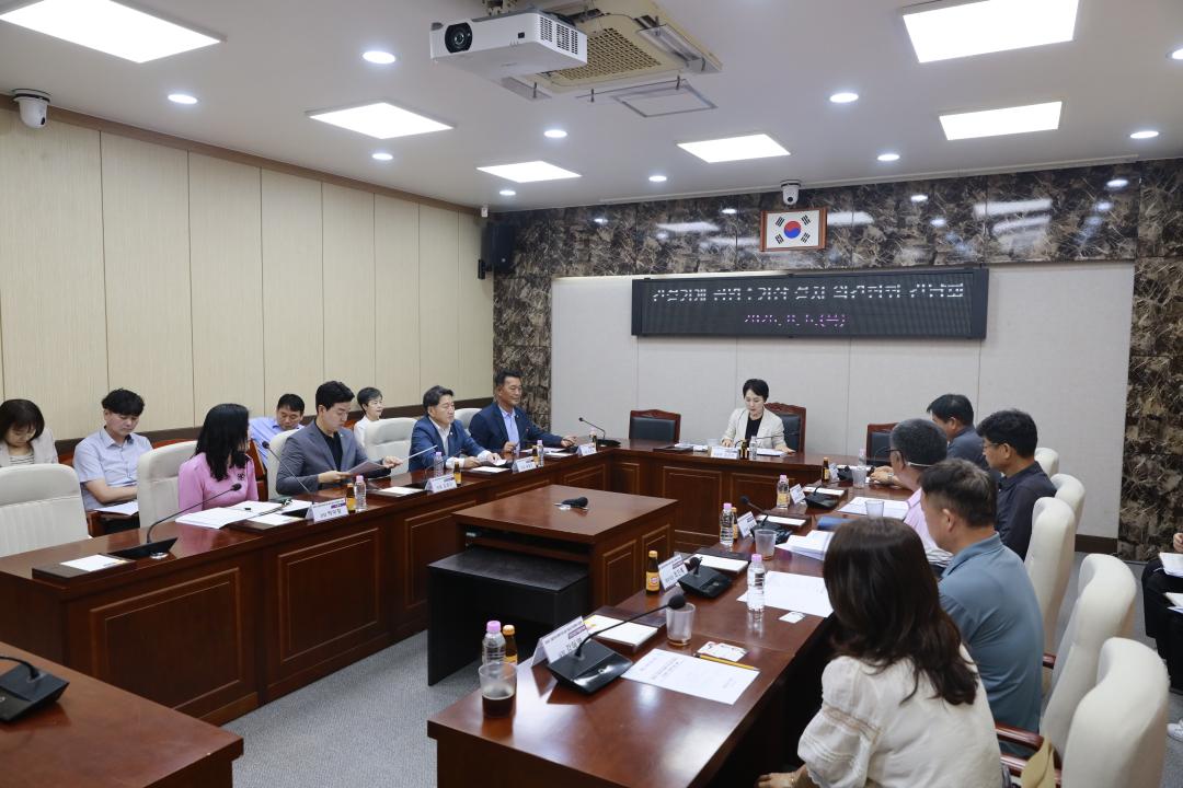 '2026.08.06.(목) 보도자료_홍성군의회 산업건설위원회 간담회 개최' 게시글의 사진(5) '회의사진 2_의회 소회의실.JPG'