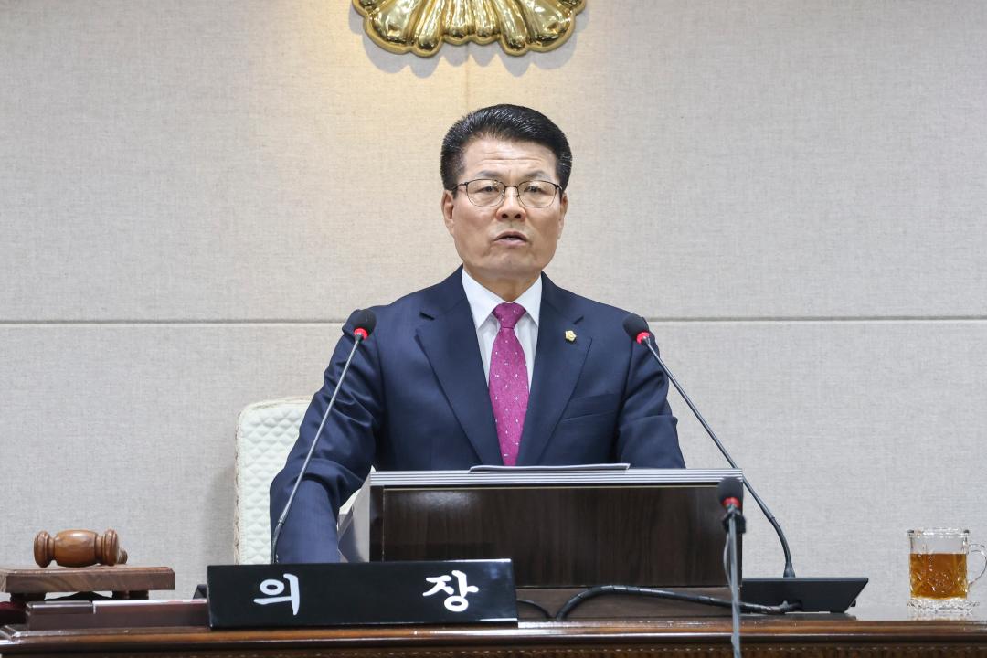 '2025. 10. 20. 보도자료_제316회 홍성군의회 임시회 개회' 게시글의 사진(5) '1-4. 개회사 발언사진_김덕배 의장_본회의장.jpg'