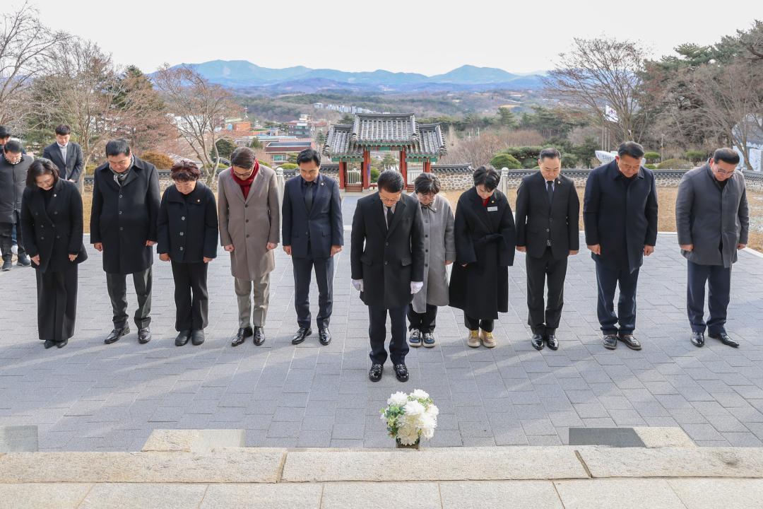 '2026.01.02.(금) 보도자료(홍성군의회, 2026년 시무식 개최)' 게시글의 사진(9) '7. 2026. 1. 1. 충령사 참배 1.jpg'
