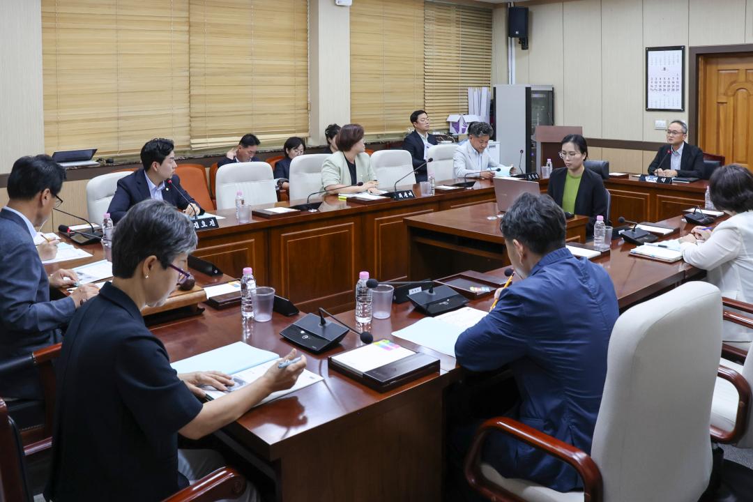 '2026.09.02.(수) 보도자료_홍성군의회 청사이전 대책 특별위원회, 원도심 활성화 대책 집중 점검' 게시글의 사진(5) '사진 4. 부서 보고 답변_혁신전략담당관.jpg'