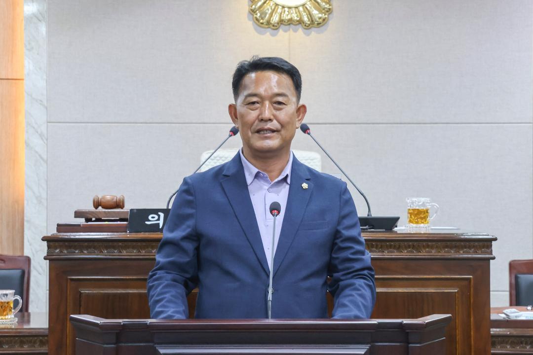 '2026.04.01.(수) 보도자료(신동규 의원 5분 자유 발언_제319회 홍성군의회 임시회)' 게시글의 사진(3) '2-2. 5분 자유 발언 사진_신동규 의원_본회의장.jpg'