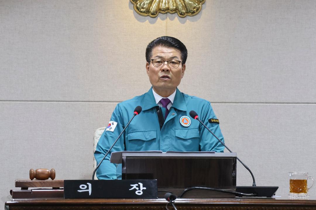 '2025. 7. 17.(목) 보도자료_제314회 홍성군의회 임시회 개회' 게시글의 사진(2) '첨부 1-2. 개회사 사진_김덕배 의장.jpg'