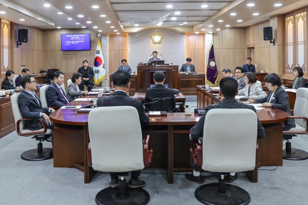 '2025. 10. 24. 보도자료_제316회 홍성군의회 임시회 폐회' 게시글의 사진(2) '1-1. 전체사진_본회의장_폐회식.jpg'