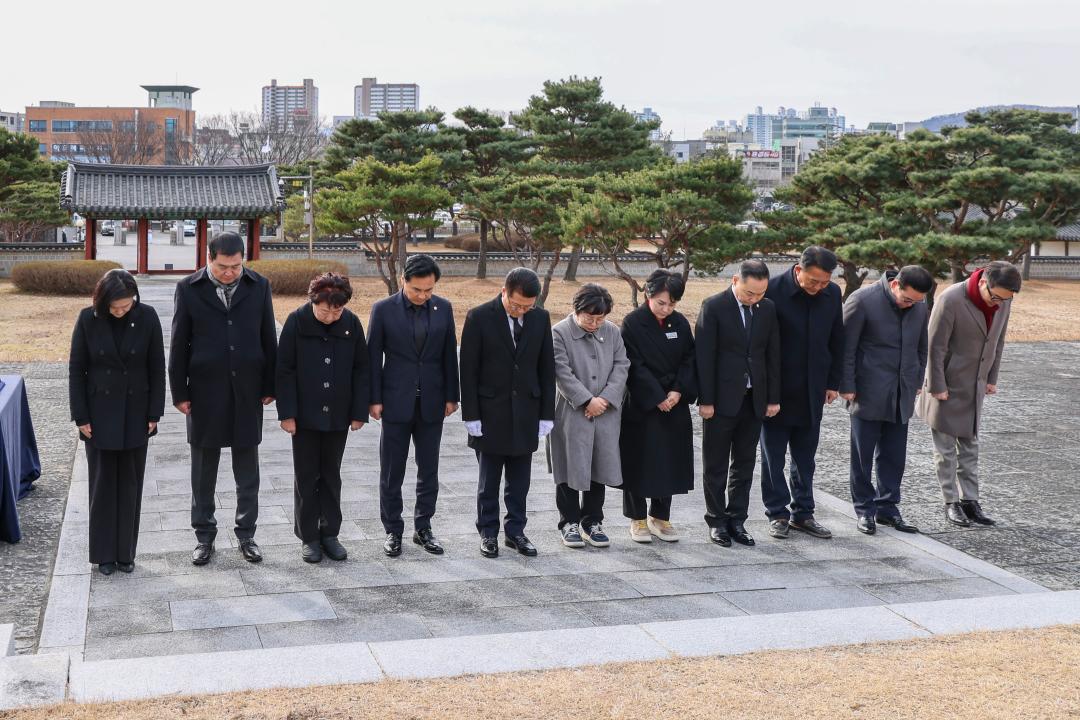 '2026.01.02.(금) 보도자료(홍성군의회, 2026년 시무식 개최)' 게시글의 사진(7) '5. 2026. 1. 1. 의사총 참배 2.jpg'
