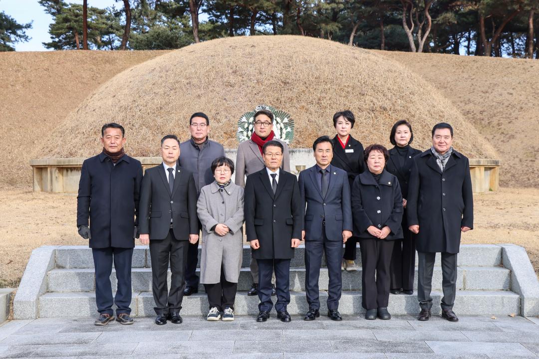 '2026.01.02.(금) 보도자료(홍성군의회, 2026년 시무식 개최)' 게시글의 사진(8) '6. 2026. 1. 1. 의사총 참배 3.jpg'