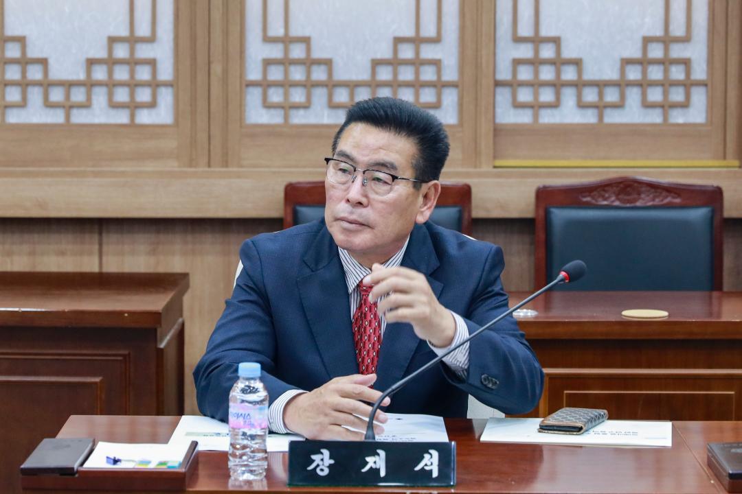 '2025. 11. 21. 보도자료_홍성군의회, 독배마을 통합조사 및 목도소리 복원 연구 용역 중간보고회 개최' 게시글의 사진(4) '1-3. 사진_장재석 의원_연구대표_의회 본회의장.jpg'