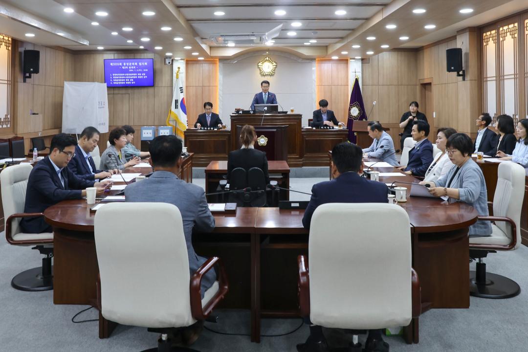 '2024.07.02.(화) 보도자료(제9대 홍성군의회 후반기 의장단 구성 완료)' 게시글의 사진(1) '제305회 홍성군의회 임시회 전체사진 1.jpg'