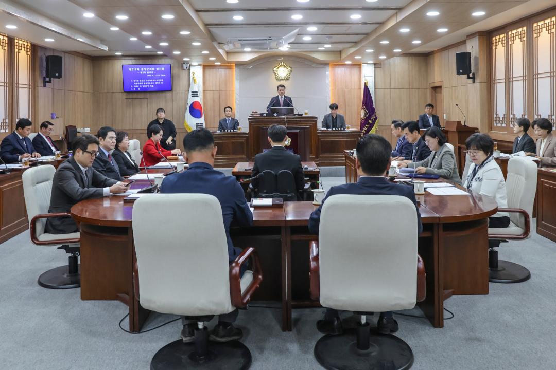 '2026.04.01.(수) 보도자료_제319회 홍성군의회 임시회 폐회' 게시글의 사진(2) '1-1. 전체사진_본회의장.jpg'