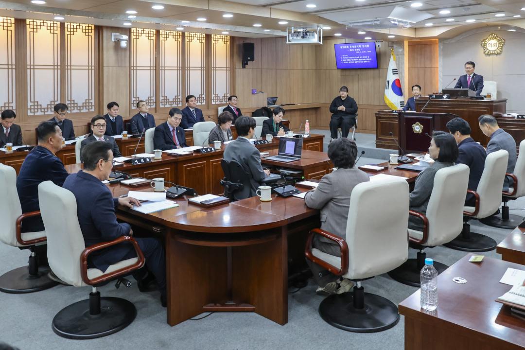 '2026.02.03.(화) 보도자료(제318회 홍성군의회 임시회 개회)' 게시글의 사진(4) '1-3. 전체 사진 2_본회의장.jpg'