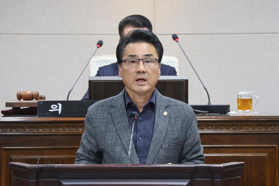 '2025. 12. 10. 보도자료_홍성군의회, 새만금~신서산 송전선로 건설사업 ‘반대 결의’' 게시글의 사진(4) '사진 3 결의문 낭독_권영식 의원_의회 본회의장.jpg'