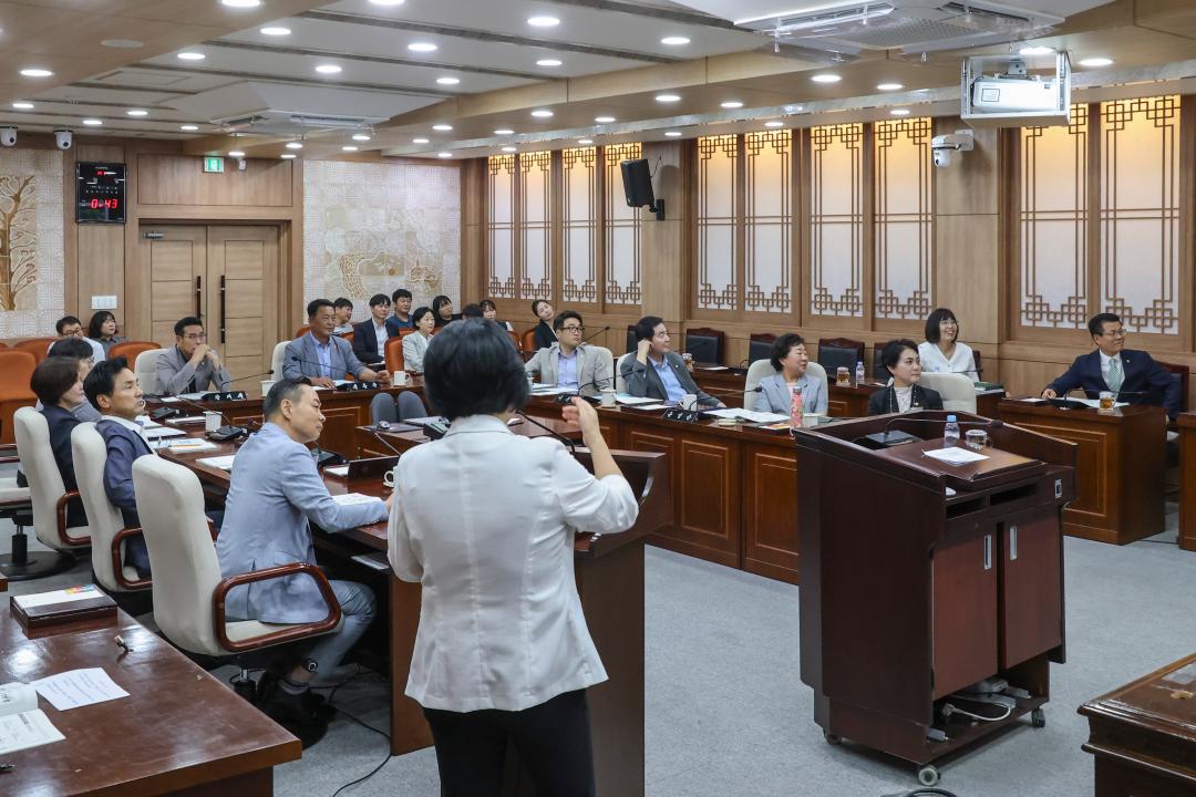 '2025. 7. 31.(목) 보도자료_홍성군의회, 고위공직자 반부패·청렴 교육 실시' 게시글의 사진(3) '2-3. 사진_강의 장면_본회의장.jpg'
