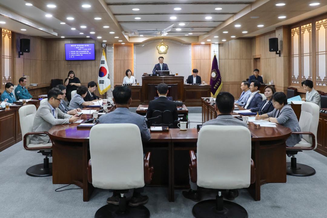 '2025. 7. 31.(목) 보도자료_제314회 홍성군의회 임시회 폐회' 게시글의 사진(1) '1-1. 전체사진 1_본회의장 폐회.jpg'