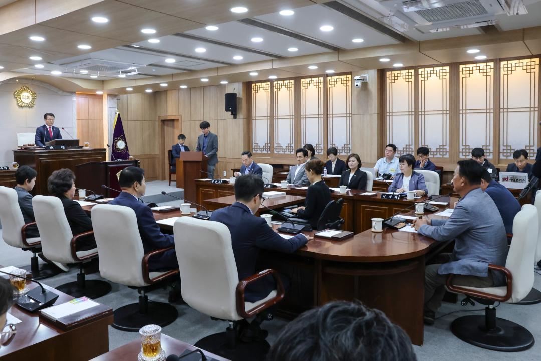 '2025. 5. 8.(목) 보도자료_홍성군의회, 제312회 임시회 개회' 게시글의 사진(3) '붙임 1-2. 임시회 개회 전체사진 2.jpg'