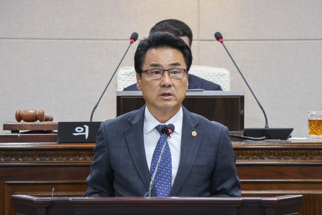 '2025. 11. 21. 보도자료_권영식 의원 5분 발언_제317회 제2차 정례회' 게시글의 사진(2) '2-1. 5분발언_권영식의원_본회의장.jpg'