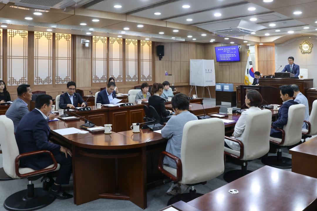 '2024.07.02.(화) 보도자료(제9대 홍성군의회 후반기 의장단 구성 완료)' 게시글의 사진(2) '제305회 홍성군의회 임시회 전체사진 2.jpg'