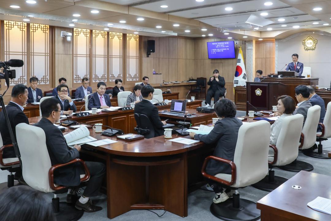 '2025. 10. 24. 보도자료_제316회 홍성군의회 임시회 폐회' 게시글의 사진(4) '1-3. 전체사진_본회의장_폐회식.jpg'