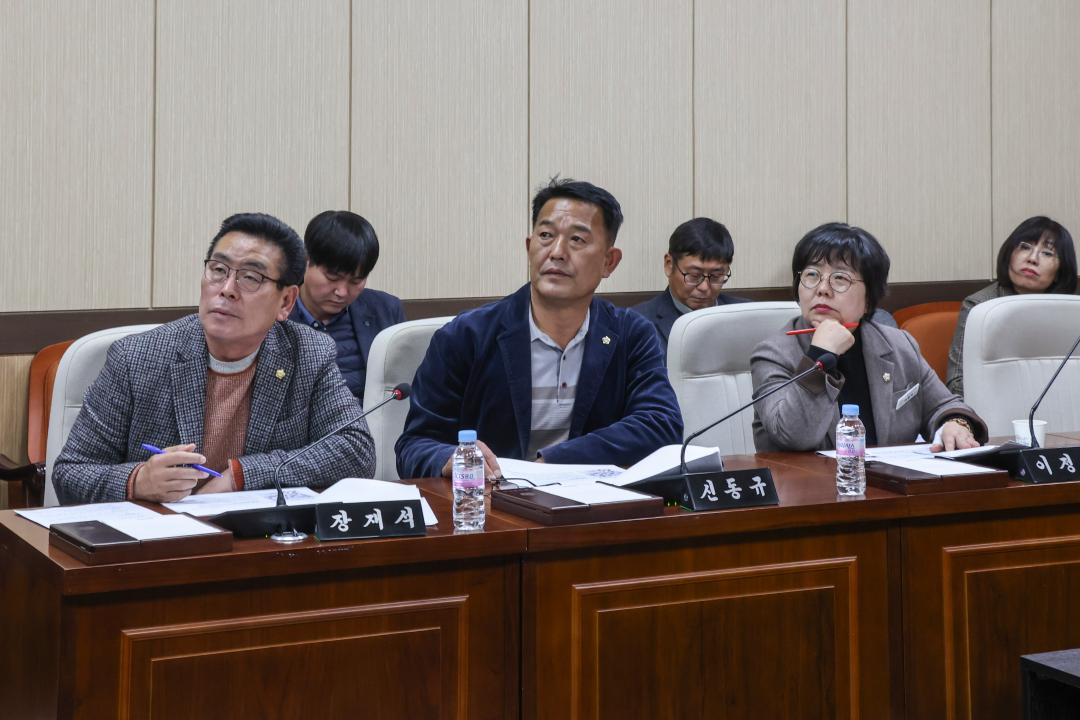 '홍성군의회 정책연구회,‘독배마을 통합조사·목도소리 복원 연구’ 최종보고회 열어' 게시글의 사진(5) '사진 4_용역보고 사진_의회 소회의실_용역보고회.jpg'