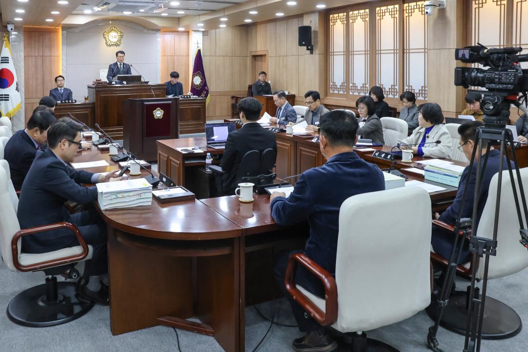 '2025. 12. 18. 보도자료_홍성군의회 제317회 제2차 정례회 폐회' 게시글의 사진(4) '1-3. 전체사진_폐회식_본회의장.jpg'