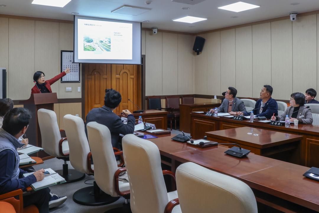 '홍성군의회 정책연구회,‘독배마을 통합조사·목도소리 복원 연구’ 최종보고회 열어' 게시글의 사진(4) '사진 3_용역보고 사진_의회소회의실_용역보고회.jpg'