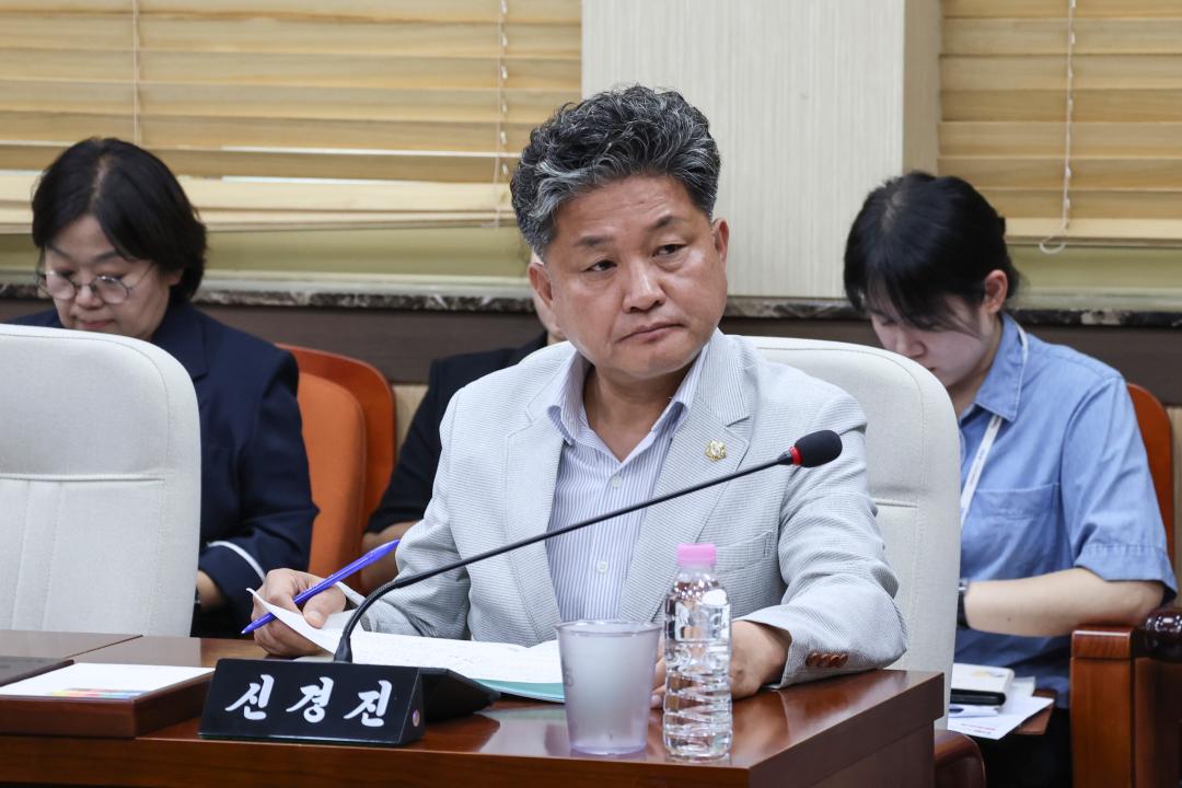 '2026.09.02.(수) 보도자료_홍성군의회 청사이전 대책 특별위원회, 원도심 활성화 대책 집중 점검' 게시글의 사진(11) '사진 10. 발언사진_신경진 의원.jpg'