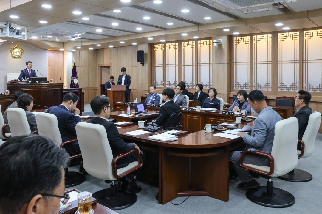 '2025. 10. 20. 보도자료_제316회 홍성군의회 임시회 개회' 게시글의 사진(3) '1-2. 전체사진 2_본회의장.jpg'