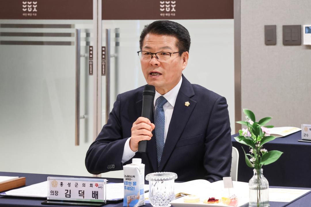 '2026.01.23.(금) 보도자료(국가기간 송전선로 건설사업 재검토 및 제도 개선 촉구 건의문 충남시군의장협의회 만장일치 채택)' 게시글의 사진(3) '사진 2. 정례회 제안 설명 사진.jpg'