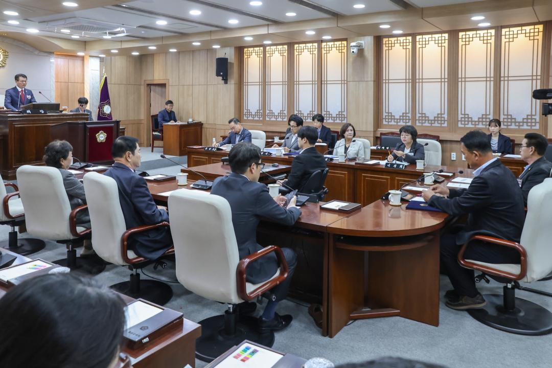 '2025. 10. 24. 보도자료_제316회 홍성군의회 임시회 폐회' 게시글의 사진(3) '1-2. 전체사진_본회의장_폐회식.jpg'