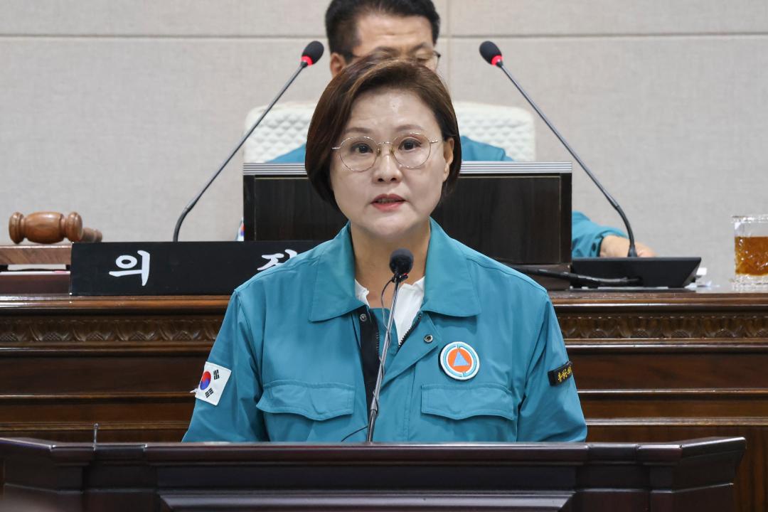 '2025. 7. 17.(목) 보도자료_홍성군의회, 내포신도시 주정차 단속 유예 촉구 건의안 채택' 게시글의 사진(2) '첨부 3-4. 건의안 설명 사진 1_최선경 의원.jpg'