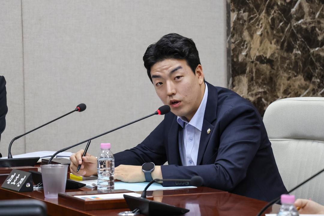 '2026.09.02.(수) 보도자료_홍성군의회 청사이전 대책 특별위원회, 원도심 활성화 대책 집중 점검' 게시글의 사진(14) '사진 13. 발언사진_김호진 의원.jpg'