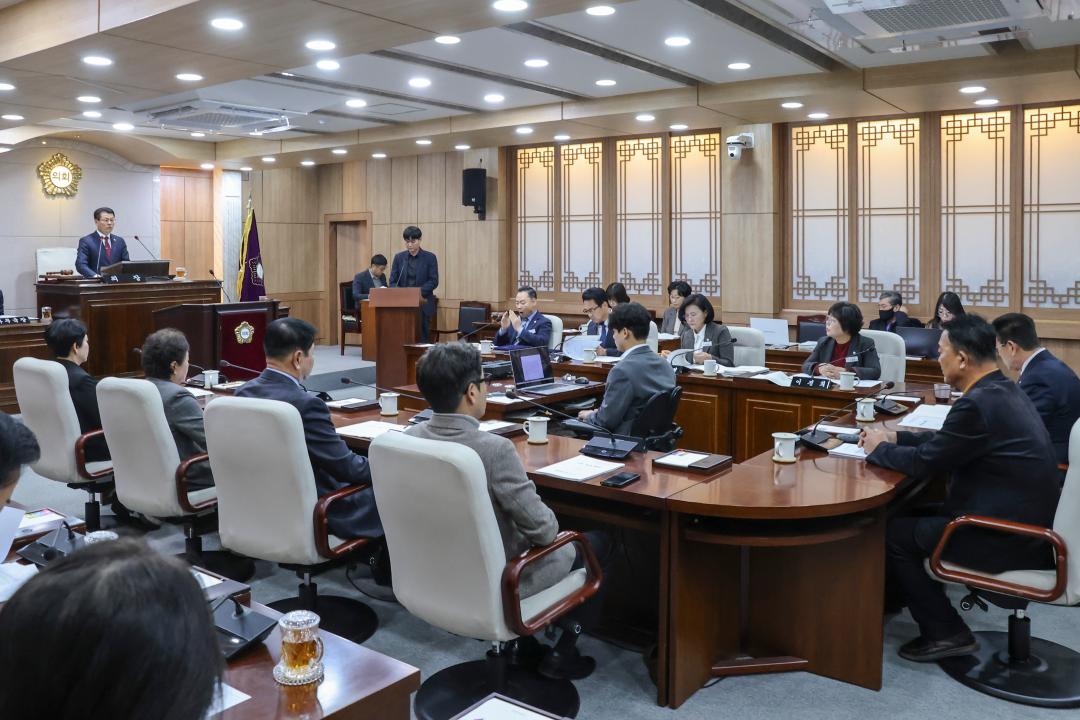 '2025. 11. 21. 보도자료_홍성군의회 제317회 제2차 정례회 개회' 게시글의 사진(4) '1-3. 전체사진_본회의장.jpg'