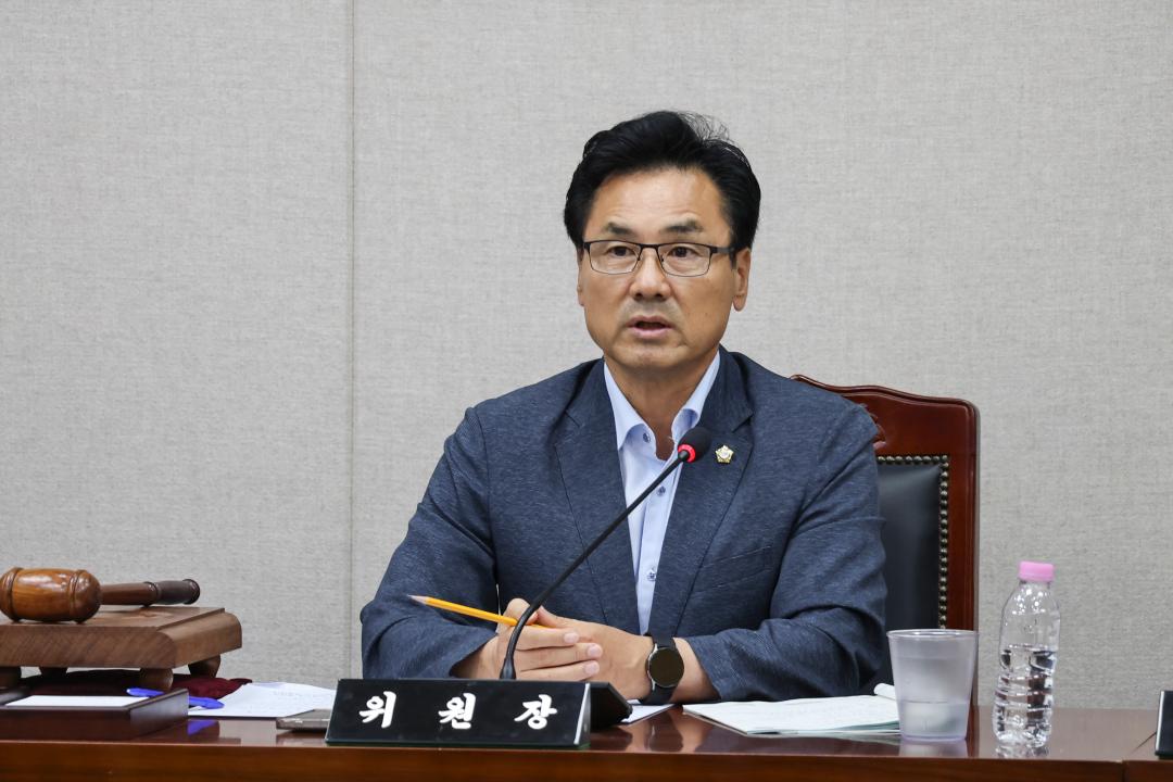 '2026.09.02.(수) 보도자료_홍성군의회 청사이전 대책 특별위원회, 원도심 활성화 대책 집중 점검' 게시글의 사진(8) '사진 7. 발언사진_권영식 위원장.jpg'