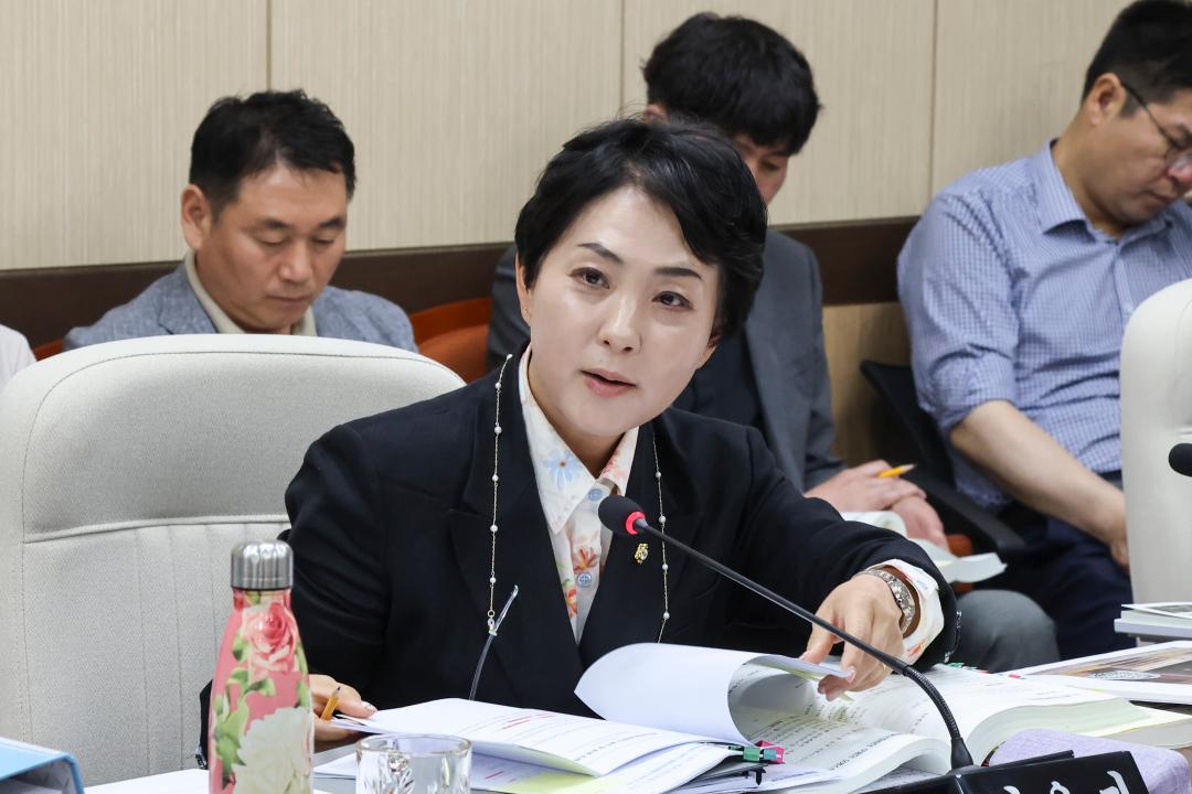 '2025. 6. 19.(목) 보도자료_홍성군의회 행정복지위원회 질타NO, 대안YES 3년차 행정사무감사 성숙한 진행 ‘눈길’' 게시글의 사진(4) '2. 김은미 의원.jpg'