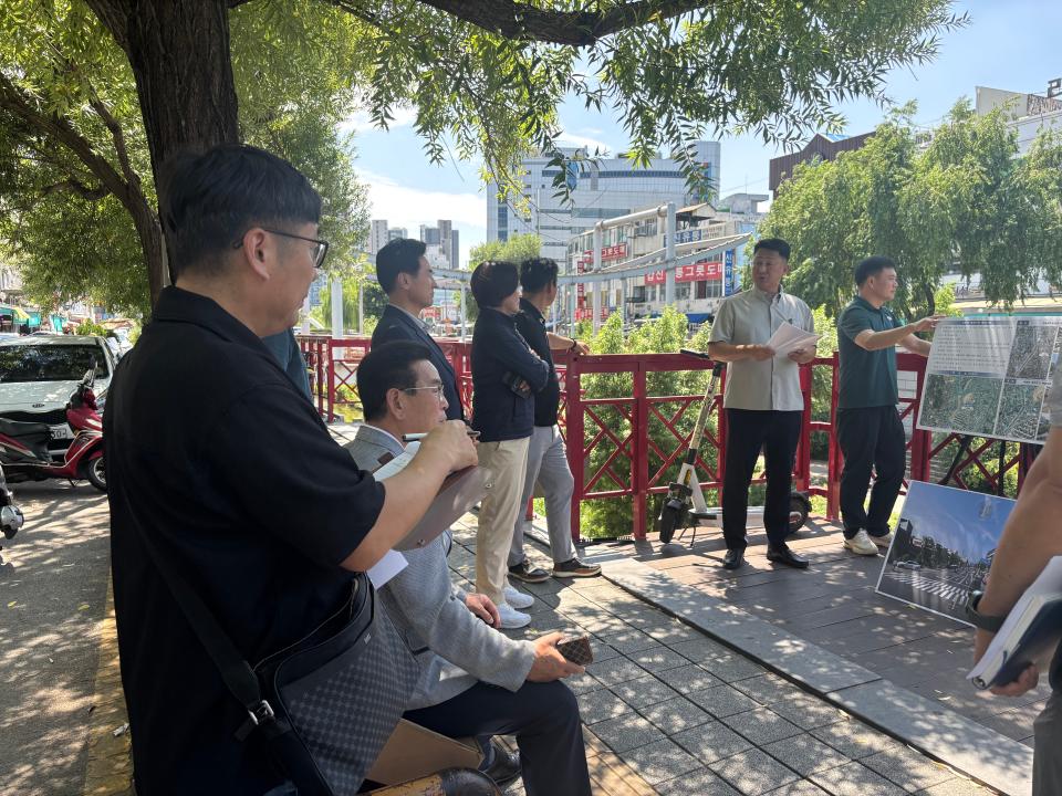 '2025. 8. 12.(화) 보도자료_홍성군의회 원도심활성화 특별위원회, 수원천 우수사례 견학' 게시글의 사진(3) '사진 2. 홍성군 용역사에서 홍성천-수원천 비교 브리핑하는 사진_수원천 현장.jpg'