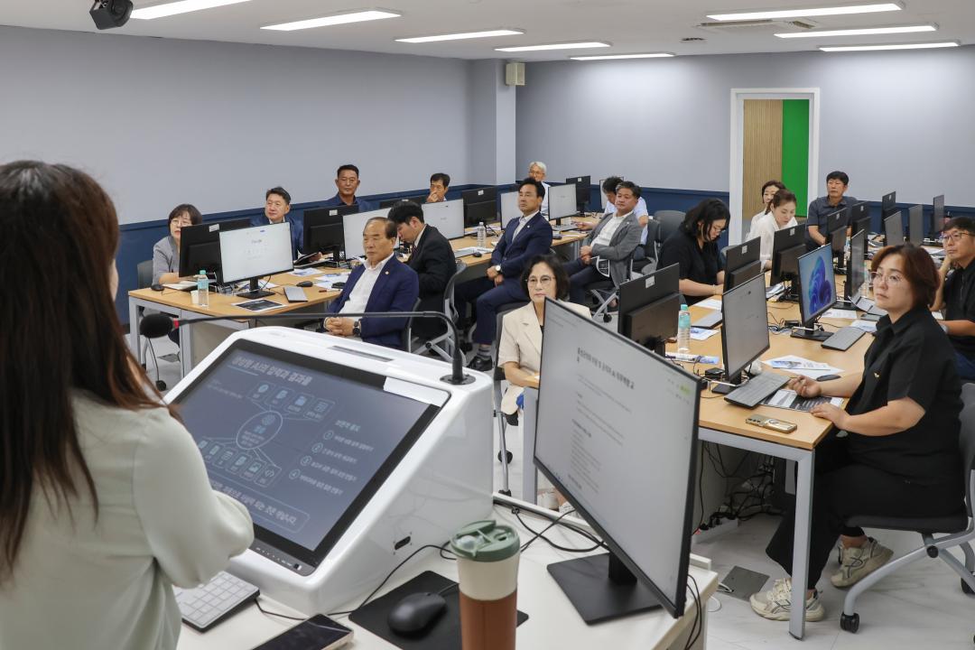 '2026.08.19.(수) 보도자료_홍성군의원, AI활용기법으로 의정역량 높인다(군민 체감형 의정활동 강화)' 게시글의 사진(5) '단체사진 2-2.jpg'