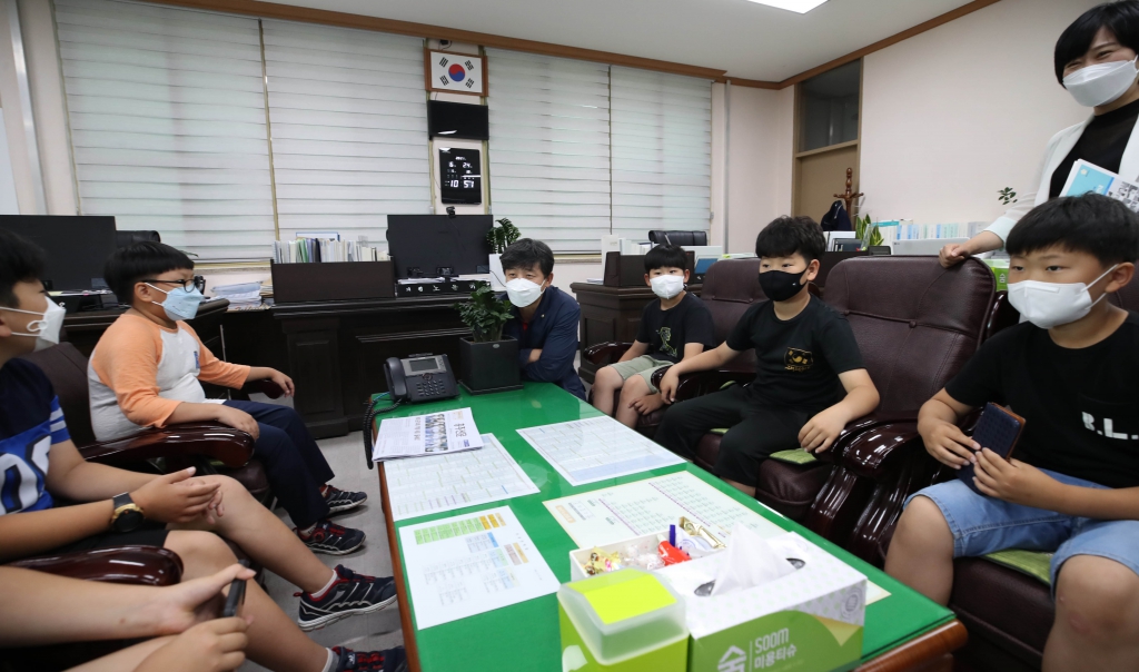 '2021.06.24(목)-홍주 초등학교 4학년 학생들, 의회 방문 ' 게시글의 사진(2) 'IMGL0098.jpg'