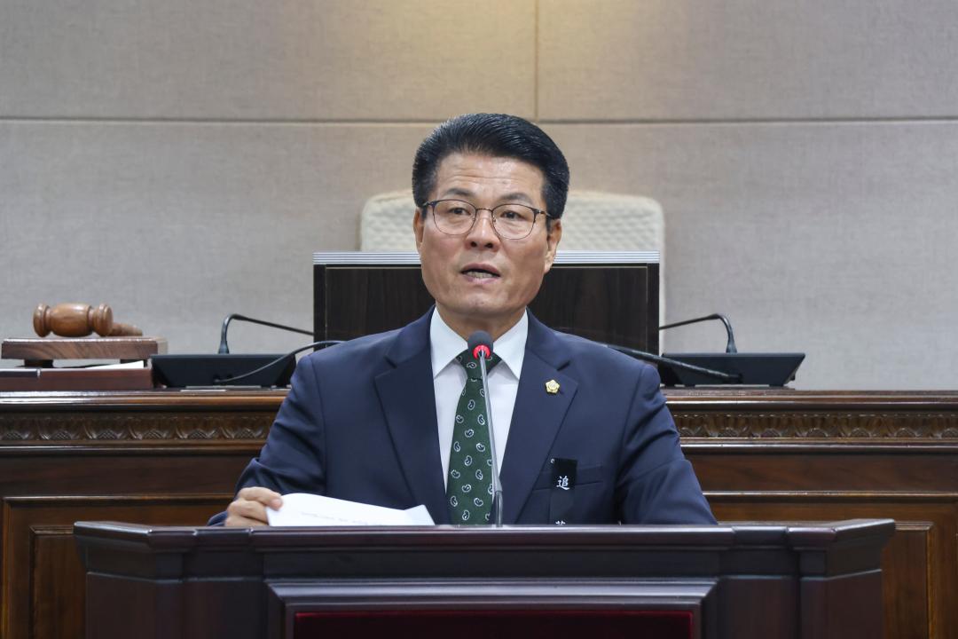 '2025.01.02.(목) 2025년 홍성군의회 시무식' 게시글의 사진(4) '의장님 신년사 단상에서 발언 2.jpg'