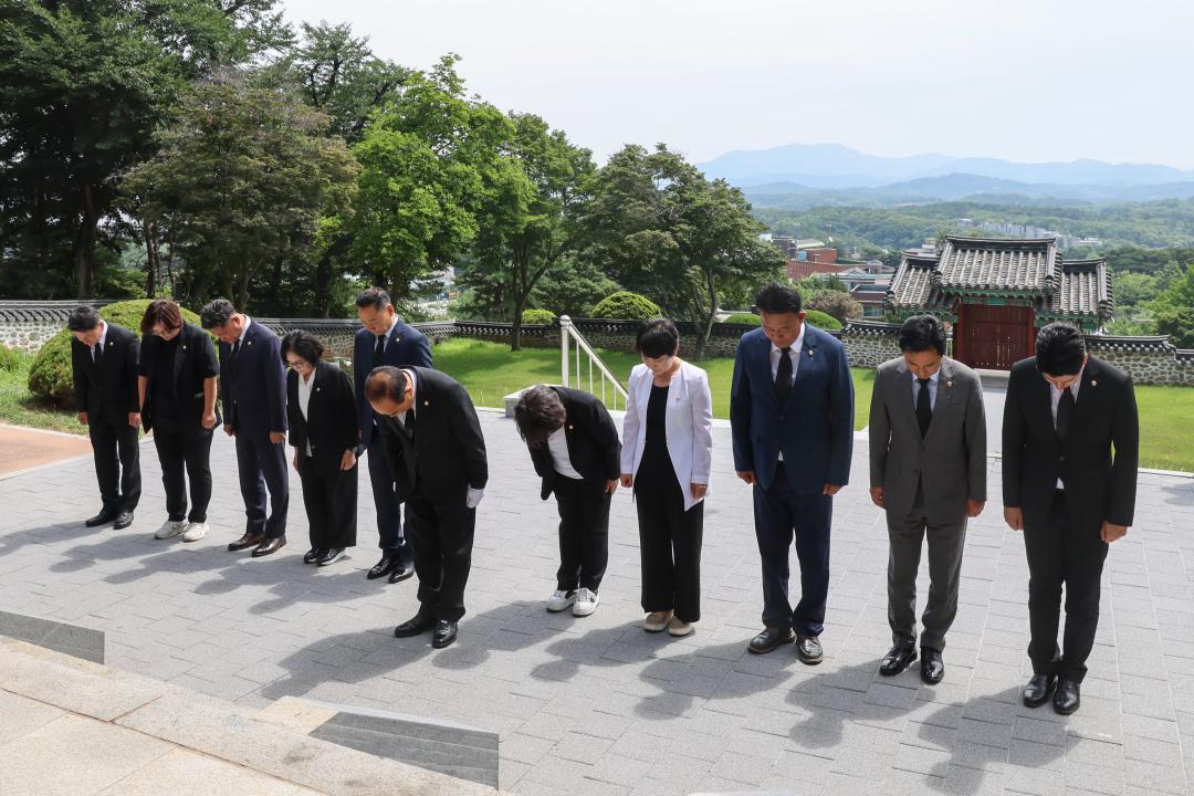 '2026.07.01.(수) 10대 의장단 홍주의사총,충령사 참배' 게시글의 사진(3) '충령사참배 1.jpg'