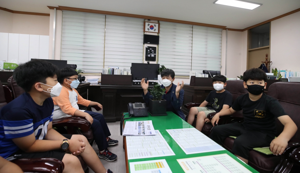 '2021.06.24(목)-홍주 초등학교 4학년 학생들, 의회 방문 ' 게시글의 사진(4) 'IMGL0115.jpg'