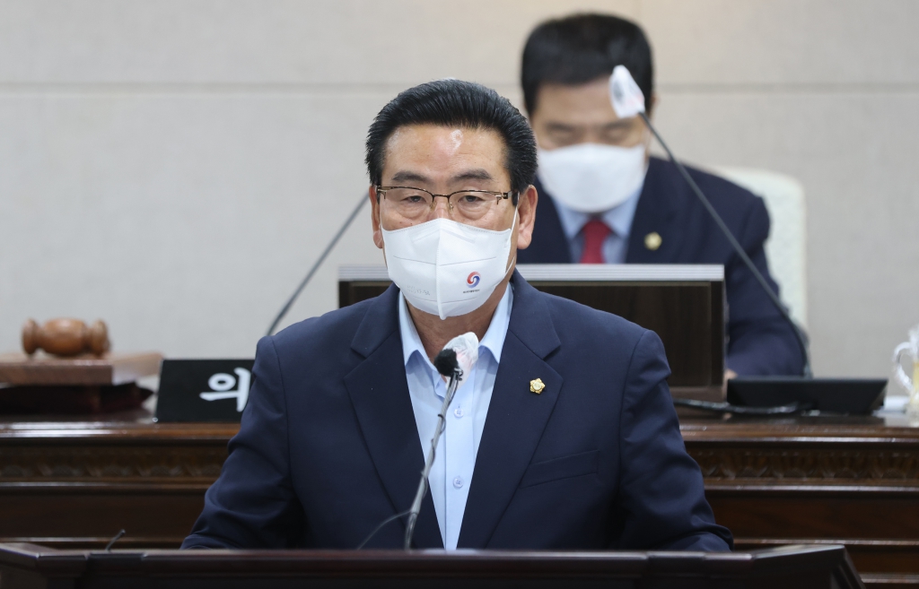 '제287회 홍성군의회 임시회 폐회 장재석 의원(장사익 문화공원조성 확대건립의 필요성 및 제안)' 게시글의 사진(2) '5분발언하는_홍성군의회_장재석_의원.jpg'