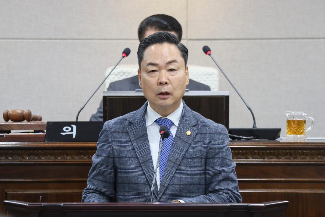 '제318회 홍성군의회 임시회 5분 발언_문병오 의원_충남대전통합특별시, 내포신도시가 배제되어서는 안됩니다' 게시글의 사진(2) '2-2. 5분발언 사진_문병오 의원_본회의장.jpg'