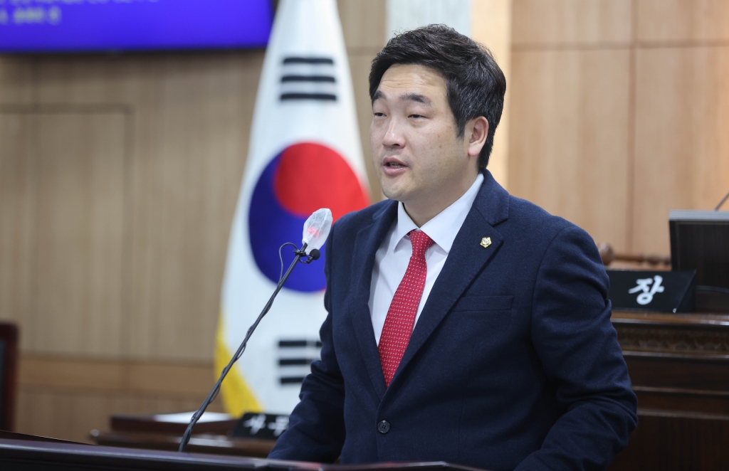 '제293회 홍성군의회 임시회 개회_이정윤 의원_\"내포종합병원, 소아청소년과 병상 충분히 갖춰 아이키우기 좋은 홍성 만들어야\" 제언' 게시글의 사진(1) '2__5분발언하는_이정윤_의원_(1).jpg'