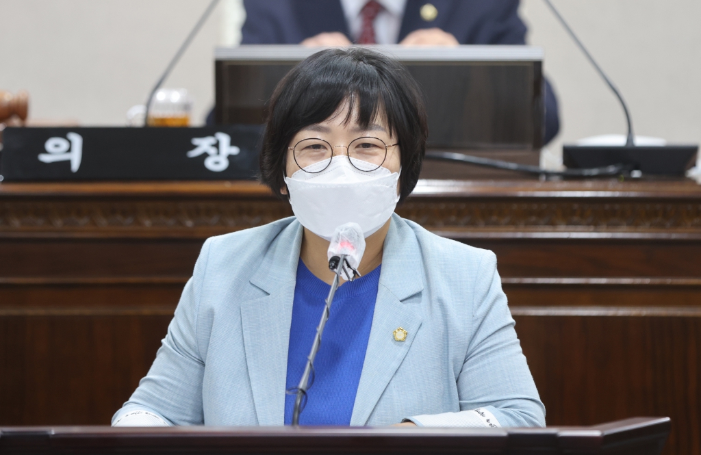 '제288회 홍성군의회 임시회 폐회  이정희 의원 “사회복지시설 종사자 차별없는 지원해야”에 대한 제언”' 게시글의 사진(1) '5분_자유발언하는_이정희_의원.jpg'